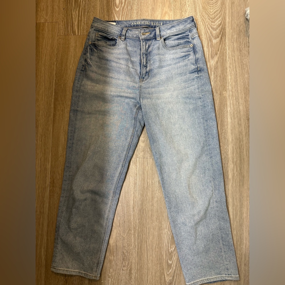 American Eagle- Light Wash Mom Straight Jean